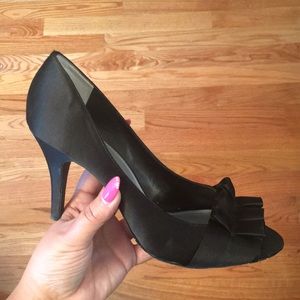 Ruffle open toes shoes